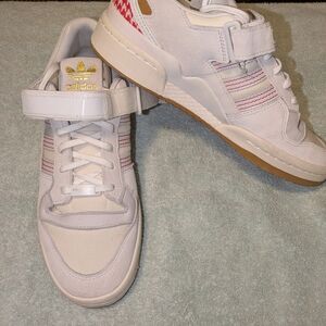 Adidas  White & Gold ARWA AL BANAWI  Size 9 NWOT